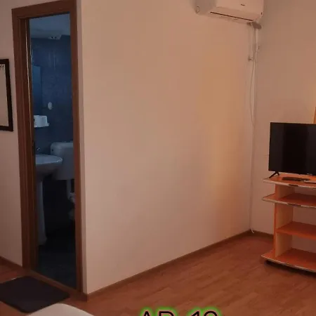 Andreea Si Eliza קוסטינסטי